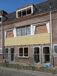 829615 Gezicht op de voorgevel van de panden Ondiep 178-180 te Utrecht, die gesloopt gaan worden; de dakpannen zijn al ...